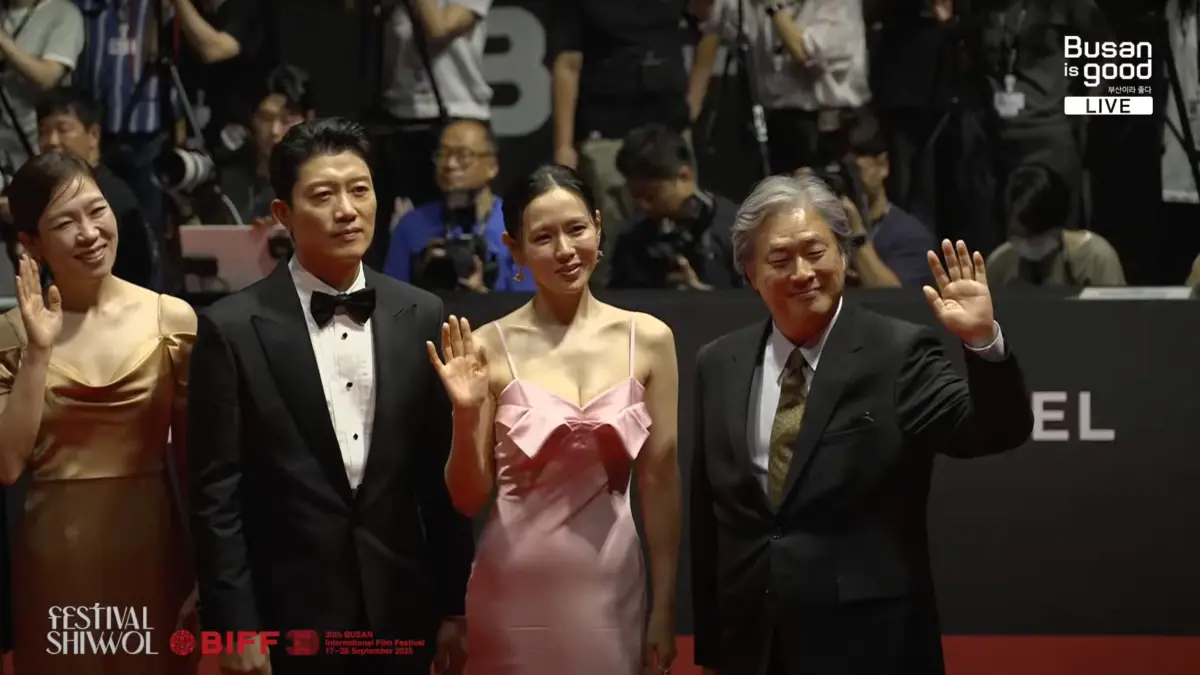 ▲孫藝真（右2）於釜山影展紅毯驚艷現身，身穿淡粉禮服氣質滿分，與李秉憲在紅毯上甜比愛心掀起尖叫，全場焦點全落在女神身上。（圖／翻攝自YouTube@부산튜브 - 부산광역시 공식 유튜브 채널）