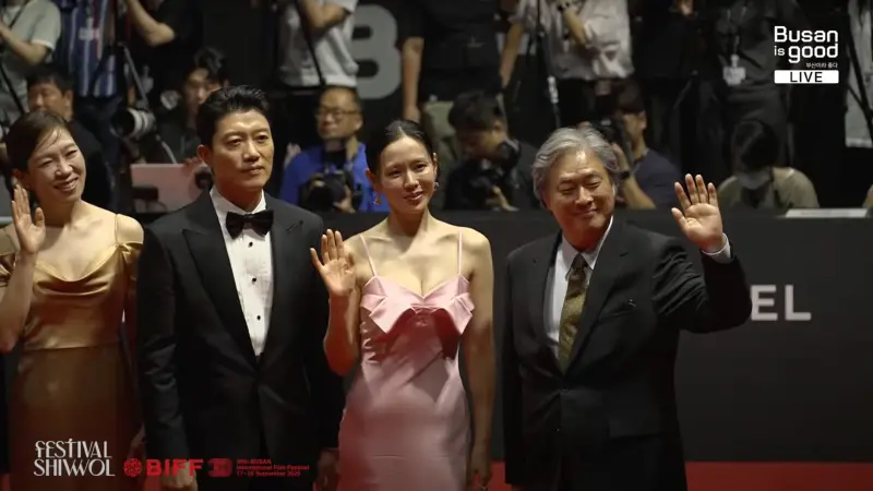 ▲孫藝真（右2）於釜山影展紅毯驚艷現身，身穿淡粉禮服氣質滿分，與李秉憲在紅毯上甜比愛心掀起尖叫，全場焦點全落在女神身上。（圖／翻攝自YouTube@부산튜브 - 부산광역시 공식 유튜브 채널）