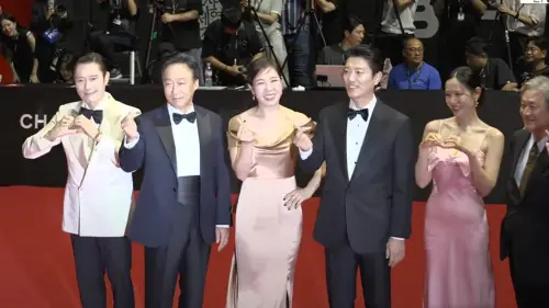 ▲影帝李秉憲（左1）在紅毯上比愛心，讓現場粉絲都尖叫連連。（圖／翻攝自YouTube@부산튜브 - 부산광역시 공식 유튜브 채널）