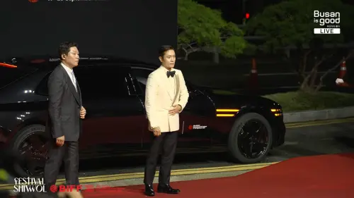 ▲李秉憲現身釜山影展紅毯，氣場拉滿。（圖／翻攝自YouTube@부산튜브 - 부산광역시 공식 유튜브 채널）