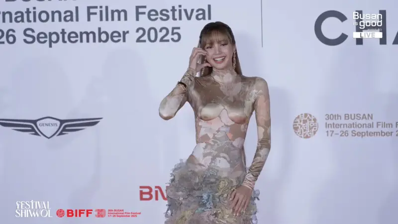 ▲BLACKPINK Lisa在2025艾美獎後火速返韓，以《白蓮花大飯店》演員身分踏上釜山影展紅毯，高訂禮服驚艷全場洗版社群，火辣曲線藏不住，引爆媒體與粉絲關注，演員之路備受期待。（圖／翻攝自YouTube@부산튜브 - 부산광역시 공식 유튜브 채널）