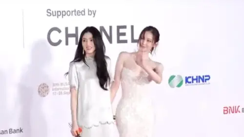 ▲韓韶禧（左）與全鐘瑞（右）超美組合走上釜山影展紅毯。（圖／翻攝自YouTube@《Dispatch》）