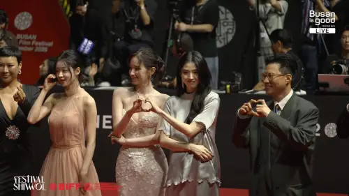 ▲韓韶禧（右2）與全鐘瑞（中）在紅毯上比愛心，被形容為今晚「最美的風景」。（圖／翻攝自YouTube@부산튜브 - 부산광역시 공식 유튜브 채널）