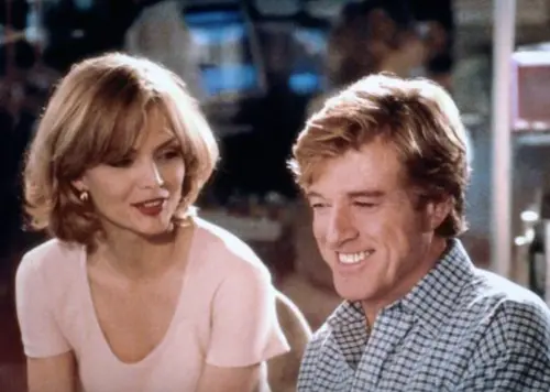 ▲蜜雪兒菲佛（左）與勞勃瑞福（右）在《因為你愛過我》分飾主播與資深記者，彼此的情緣最後沒有美好的結局。蜜雪兒已發文哀悼近日去世的勞勃。（圖／摘自IMDb）