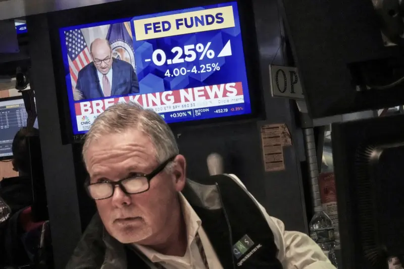 ▲美國聯準會（Fed）宣布降息1碼，但因主席鮑爾聲稱，本次降息屬於「風險管理」，遏制市場對持續降息的樂觀情緒，17日美股除道瓊以外，其他指數皆收跌。（圖／美聯社／達志影像）