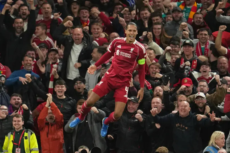 ▲利物浦則在安菲爾德球場憑藉隊長范戴克（Virgil van Dijk）的補時頭槌，3：2驚險擊敗西甲勁旅馬德里競技，完成連續五場「絕殺」戲碼。（圖／美聯社／達志影像）