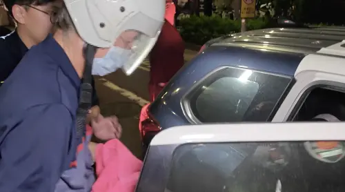 ▲涉案的丁姓醫師被警方帶回。（圖／翻攝畫面）