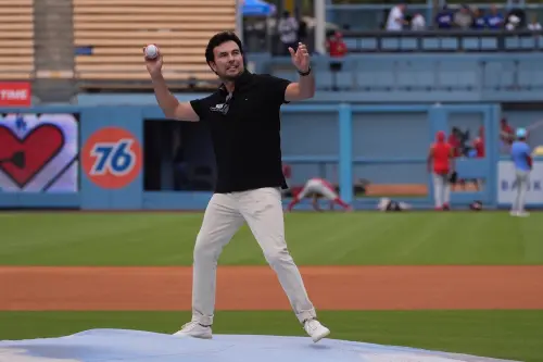 MLB／F1車神培瑞茲登上道奇球場開球！葛拉斯諾親自傳授投球秘訣
