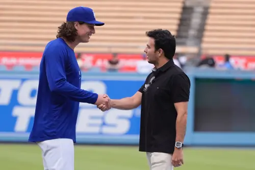 ▲培瑞茲與葛拉斯諾相見歡。（圖／美聯社／達志影像）