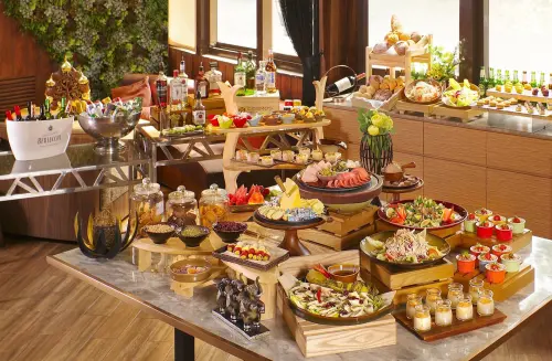 ▲花園thai thai則提供Happy Hour泰式輕食自助沙拉吧，雙人同行優惠價1,010元。（圖／台北花園大飯店提供）