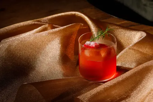 ▲EAST END攜手世界調酒冠軍⾦⼦道⼈ ，推全新主題酒單「絲綢之路 Silk Road」，圖為酒款「安平」。（圖／賦樂旅居提供）