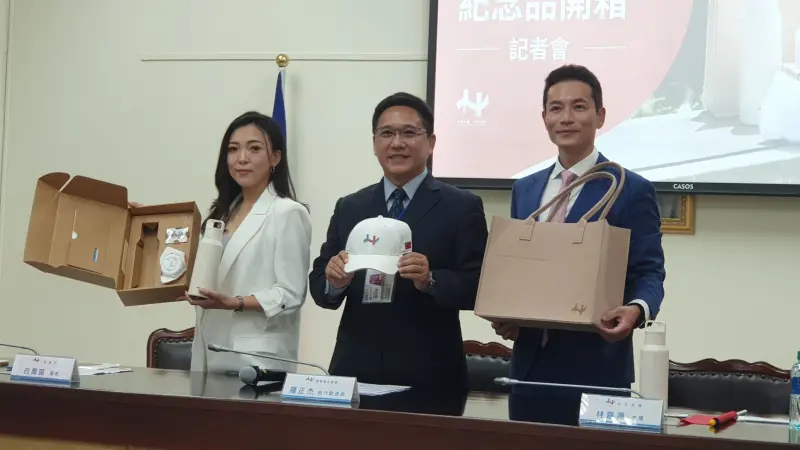 ▲國慶籌備委員會今開記者會公布禮賓紀念品，並由兩位主持人白喬茵（左）、林嘉源（右）開箱。（圖／何哲欣攝，2025.09.18）