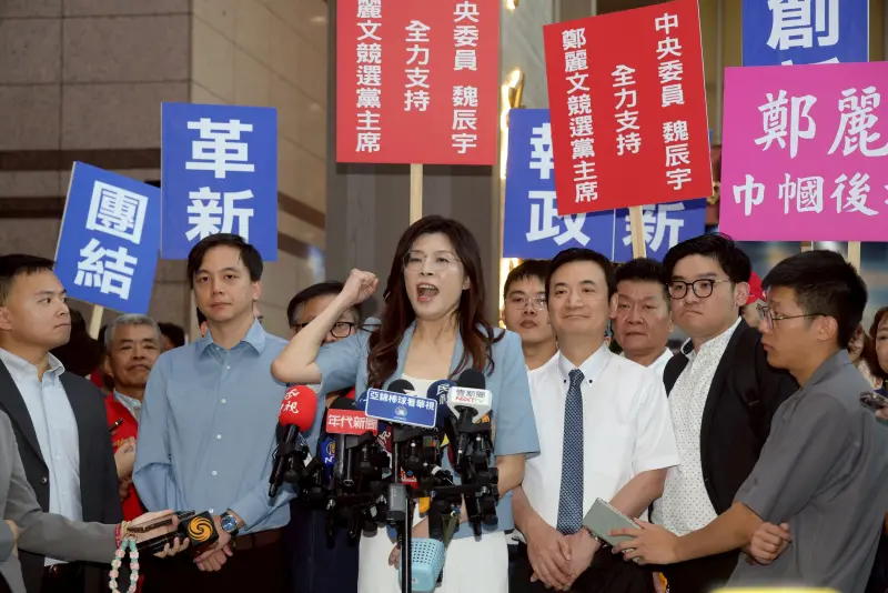 ▲前立委鄭麗文18日登記參選國民黨主席，國民黨立委牛煦庭在旁陪同，不過牛煦庭也有陪同前副主席郝龍斌、立委羅智強登記。（圖／國民黨提供）