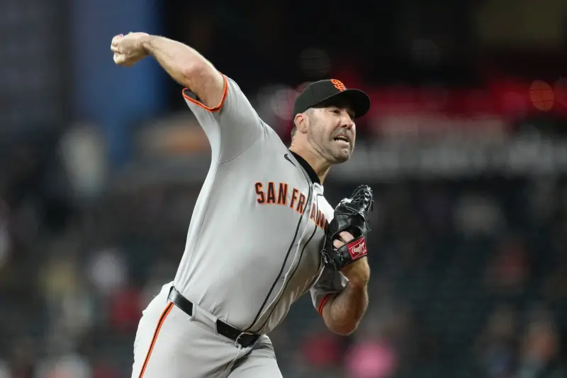 ▲舊金山巨人近期遭遇4連敗，本場比賽推派42歲的韋蘭德（Justin Verlander）掛帥先發，結果韋蘭德繳出主投7局零失分的好投，雖然雙方打線都被壓制，但巨人靠著延長賽11局上的猛攻，終場就以5：1贏球，韋蘭德近期連續4場先發都僅失一分以內，也成為近125年來第2位42歲以上能達成此紀錄的投手。（圖／美聯社／達志影像）