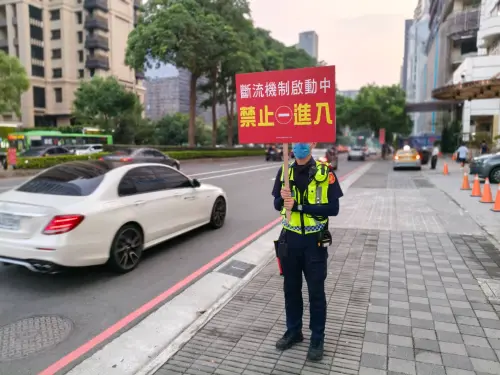 中市百貨週年慶車潮湧現　警方祭「禁排令」措施
