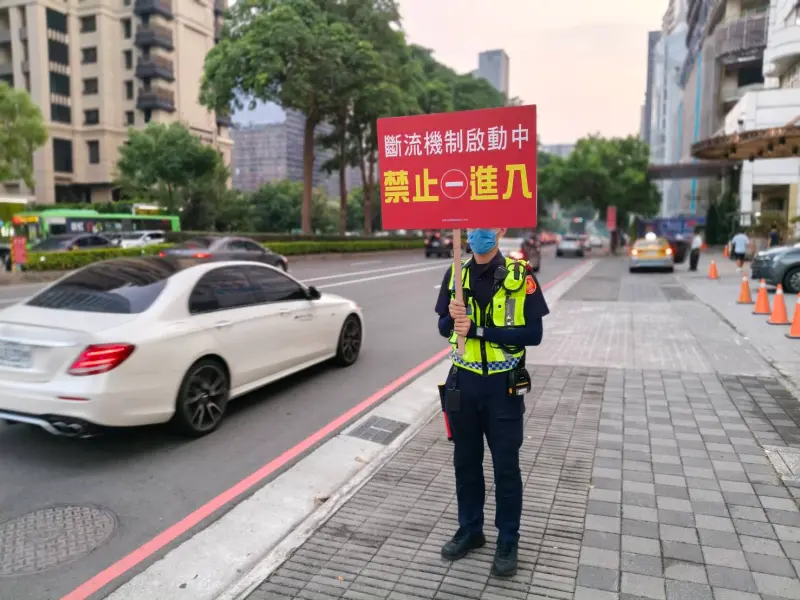 ▲百貨週年慶周邊將湧入大量人潮與車潮，警方自9月18日起啟動多項管制措施(圖／警方提供2025.9.18)