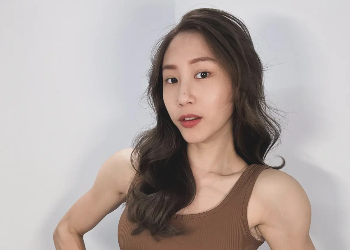 ▲健身網紅PEETA葛格的前妻Alisa被曝遭他家暴、軟禁，還受到「打鐵健身」創辦人大軍指使讓他捲入大麻風波，而Alisa曾涉及偷竊健人蓋伊姊姊錢包的事件，本身也是爭議人物。（圖／摘自Alisa wei 臉書）