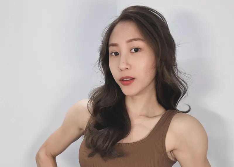 ▲健身網紅PEETA葛格的前妻Alisa被曝遭他家暴、軟禁，還受到「打鐵健身」創辦人大軍指使讓他捲入大麻風波，而Alisa曾涉及偷竊健人蓋伊姊姊錢包的事件，本身也是爭議人物。（圖／摘自Alisa wei 臉書）