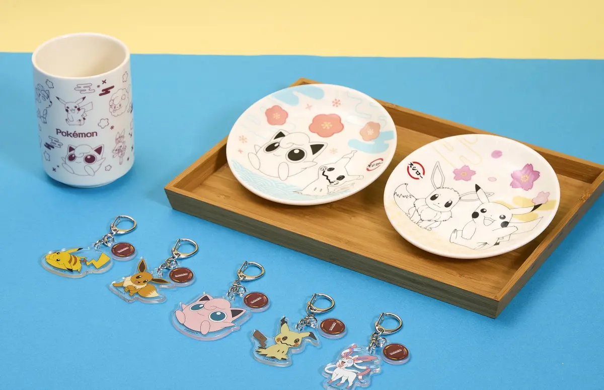 ▲壽司郎將於 9月22日–10月20日舉辦 《寶可夢》集點任務，凡消費集點即可兌換壓克力吊飾、日式湯吞杯、圓淺盤等限定周邊，集點規則趕緊看。（圖／壽司郎提供）