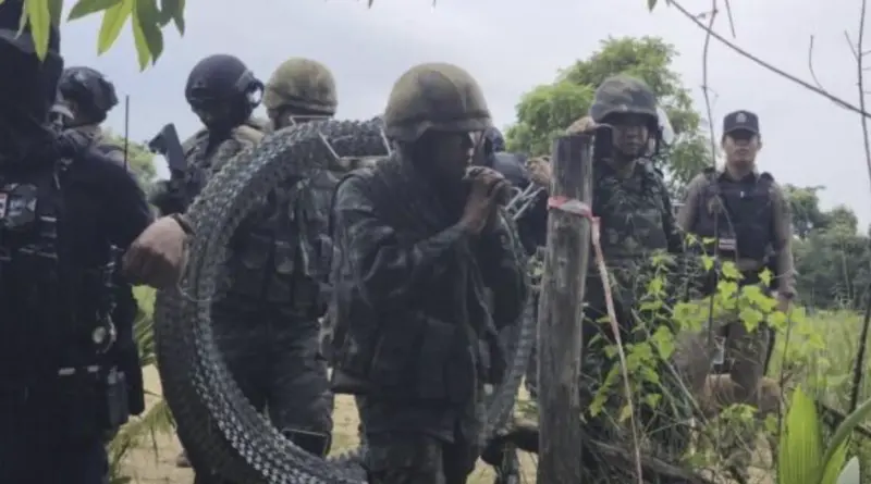 ▲泰柬邊境衝突再起，泰警在交界地帶架設鐵絲網與障礙物。（圖／美聯社／達志影像）