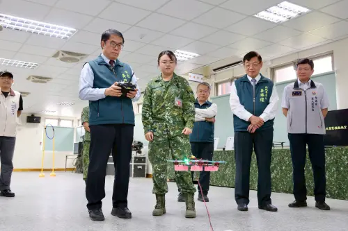 ▲ 市長黃偉哲親自示範操作無人機。（圖／南市府提供）