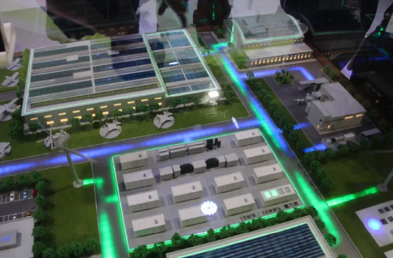    ▲漢翔展示其表後儲能系統「電力島解決方案」，示範案場預計明年在台中廠上路，結合台電輸電、廠區內的光電、風電案場，可以做到停電6小時不斷電。（圖／記者鍾泓良攝影）  