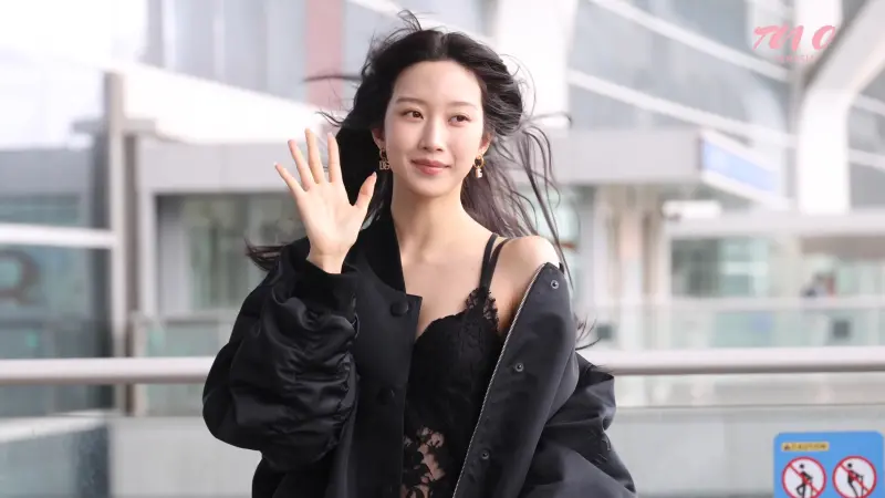 ▲文佳煐出國的造型太前衛，只穿內衣登場，外面簡單套上透視睡衣跟外套，若隱若現太性感。（圖／티비텐 TV10 YouTube）