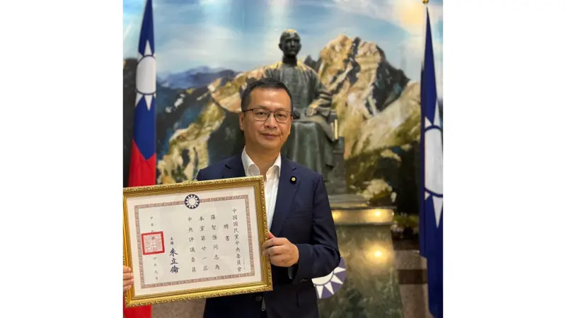 ▲國民黨立委羅智強取得中評委的聘書，正式取得參選中國國民黨黨主席的資格。（圖／羅智強臉書）