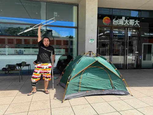 台灣大iPhone 17開賣！頭香哥蟬聯2年　燦笑：要來看李珠珢！
