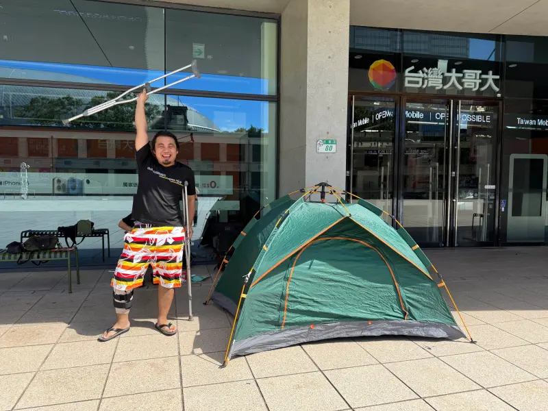 ▲台灣大哥大iPhone 17明天開賣，昨晚就有來自台中的黃先生搶下頭香，還備好帳篷來迎戰。（圖／官方提供）