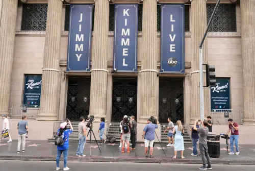 ▲《吉米夜現場》無限期停擺，一些媒體和粉絲聚集在錄影現場外，想要了解最新狀況。（圖／美聯社／達志影像）