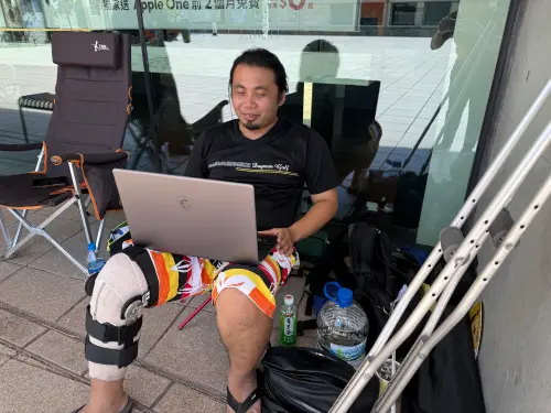 ▲台灣大頭香哥黃先生，前陣子才因車禍受傷、膝蓋十字韌帶斷裂，但他笑說「就算受傷也要來。」（圖／官方提供）