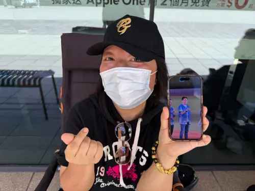 ▲台灣大首賣日排第二的果粉陳小姐是台灣大總經理林之晨粉絲，手機裡還有珍藏開球照片。（圖／官方提供）