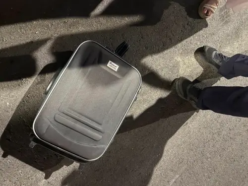 哪來的？騎士新北華中橋下等紅燈　遭天降「行李箱」砸中頭險暈倒
