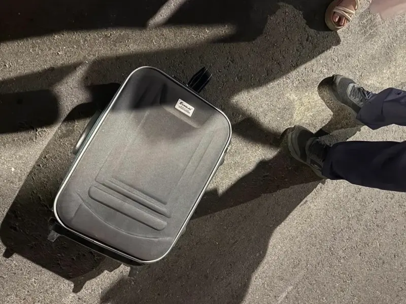 ▲昨天（17號）晚上，一名邱姓男子騎車等紅綠燈時，遭上方華中橋掉落的行李箱砸中頭部。（圖／警方提供）