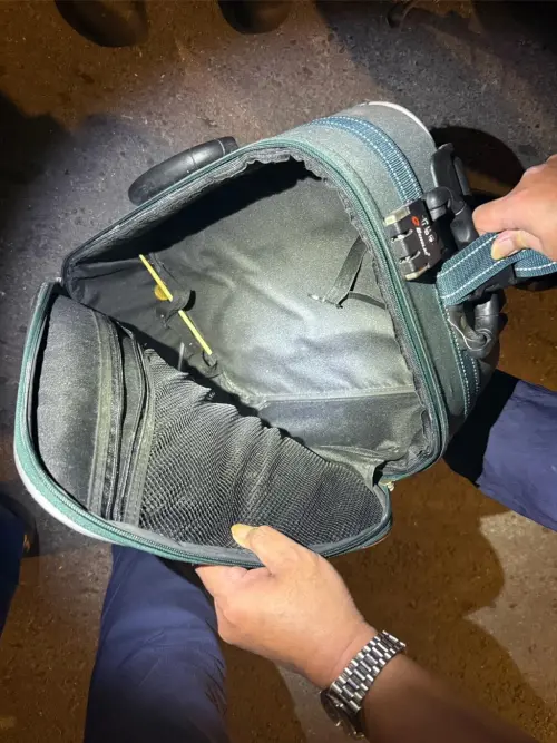 ▲昨天（17號）晚上，一名邱姓男子騎車等紅綠燈時，遭上方華中橋掉落的行李箱砸中頭部。（圖／警方提供）