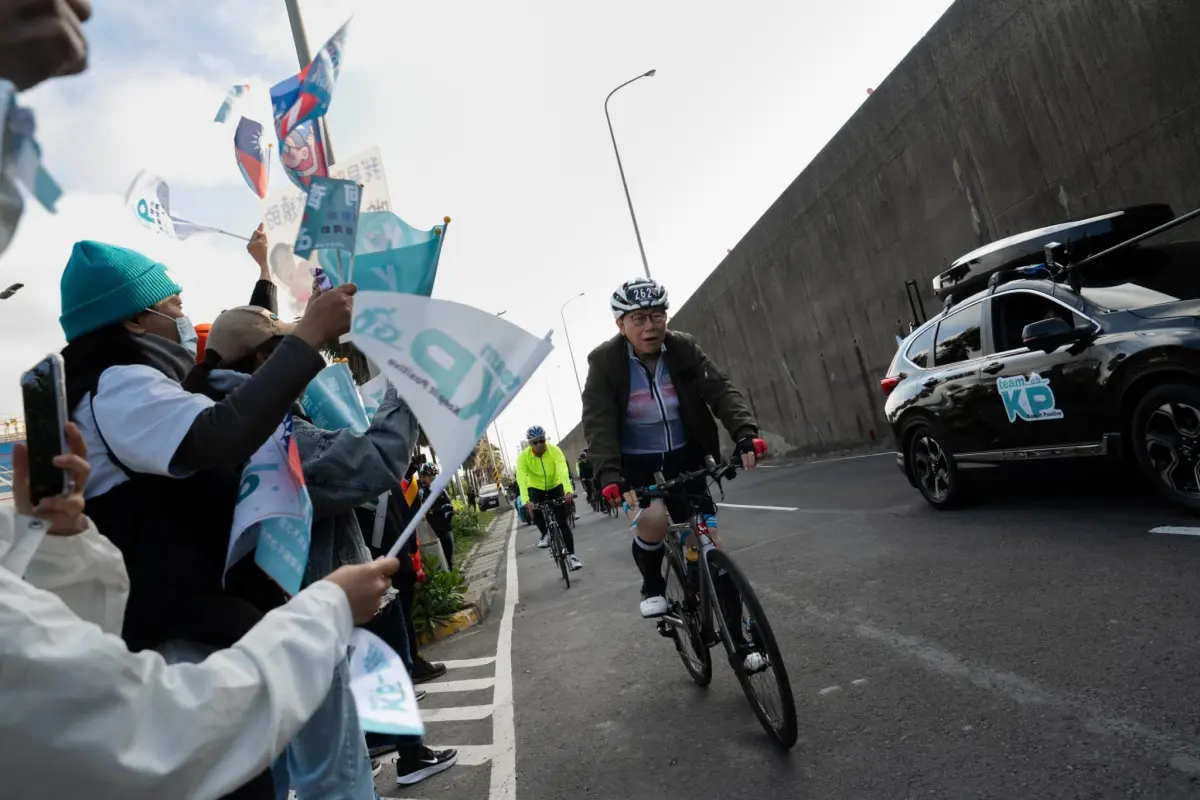 ▲柯文哲出庭時小草會幫喊「清清白白」，這句為阿北加油打氣的語詞，最近出現在一件法院判決，一名單車社團人妻不滿男性友人說她不倫戀，也回覆「我清清白白」，卻遭到男方肉搜造謠，引發官司。（圖／翻攝柯文哲臉書）