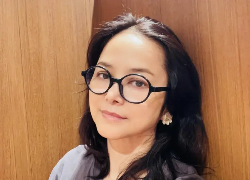 ▲52歲的「洗腳水女神」葉蘊儀丰采依舊，近日在社群網站上發布旅遊圖文，被發現是在日月潭與高美濕地，粉絲很開心她來台灣玩，她則透露近況，表示雖然很忙，生活卻非常快樂。（圖／摘自Threads）