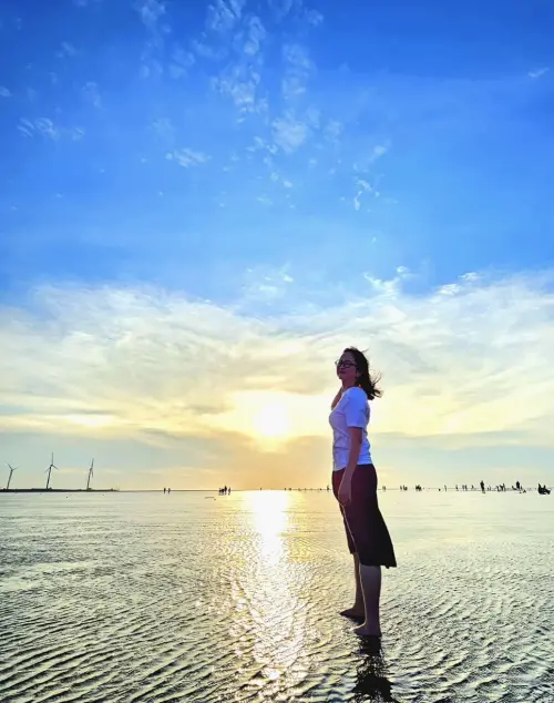 ▲葉蘊儀在高美濕地留下美麗的倩影，網友大讚她的丰采一如往昔。（圖／摘自Threads）