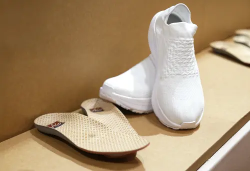 ▲阿瘦還推出了「循環鞋履設計與零負擔理念」，做到鞋子一體再利用、全循環保護生態。（圖／NOWnews攝）