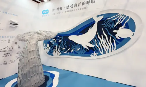 ▲阿瘦的展區設計為求突顯永續理念，以鞋盒與鞋墊構成鯨魚尾鰭，透過綠蠵龜、白海豚與抹香鯨意象，希望提倡生態保育。（圖／NOWnews攝）