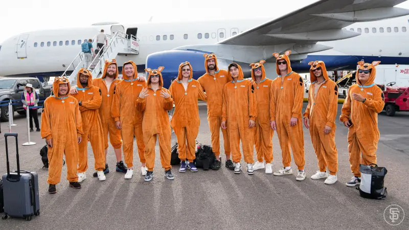 ▲舊金山巨人隊舉行年度傳統「菜鳥日」（Rookie Dress-Up Day），多位年資尚淺的球員被指定穿上卡通人物「叔比狗」（Scooby-Doo）的造型服，台灣投手鄧愷威也首次參與。（圖／美聯社／達志影像）