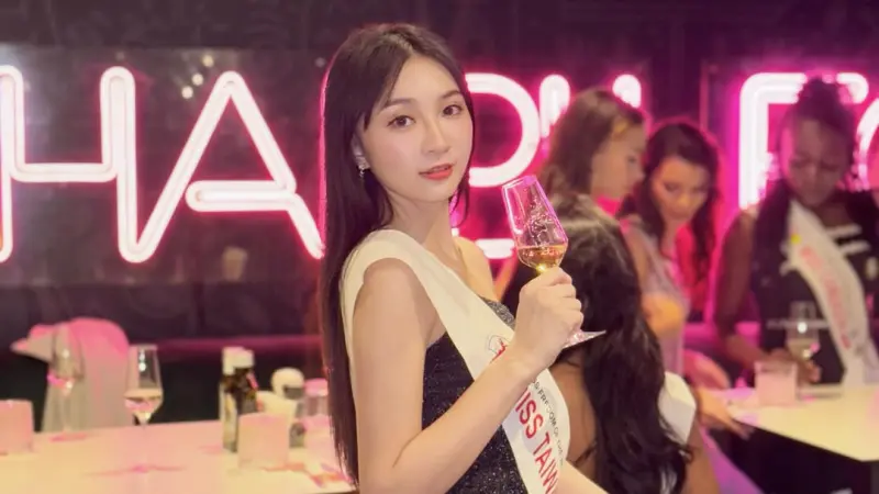 ▲中信兄弟啦啦隊PS女孩曼容繼2024年後今（18）日再奪國際后冠，在科索沃舉辦的《2025世界自由小姐》勇奪－「總冠軍」與「才藝小姐」第一名，讓她感動地直呼：「再一次夢想成真！」（圖／翻攝自高曼容IG@manjung0217）