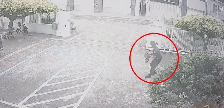 聰明汪星人！紅貴賓雨天迷路　自行走進「派出所」求救成功返家