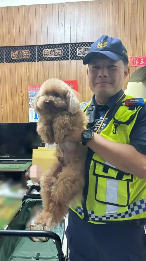 ▲狗狗順利找到主人，開心回家。（圖／警方提供）
