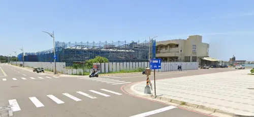 ▲新的「南寮漁港漁產直銷中心」（左）其實就在原址的右邊。（圖／GoogleMaps）