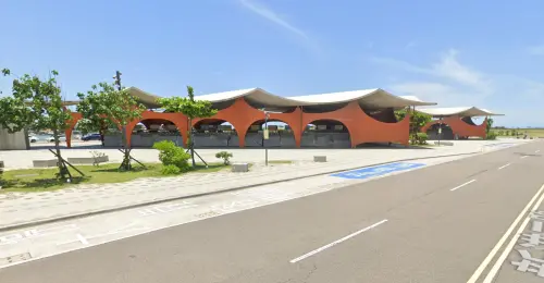 ▲同樣在南寮漁港附近的波光市集，已經在2024年開始營運，也有部分熟食攤販先搬遷過去，還有許多新商家也加入。（圖／GoogleMaps）