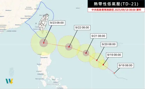 ▲目前與台灣有關係的還是TD21，目前預報模式系集成員仍有認為「較偏北靠近台灣」，也有認為偏南靠近呂宋島，但其結構還沒有完全穩定，未來路徑預報還有調整空間。（圖／天氣職人-吳聖宇臉書）