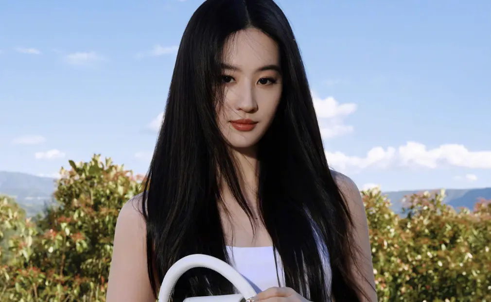 ▲中國一名22歲正妹因為長相神似女星劉亦菲（如圖）爆紅，而她的抖音帳號「劉一菲」也在短時間內漲粉20萬，不過她卻被網友批評是在蹭熱度。（圖／劉亦菲微博）