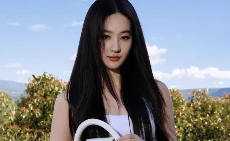 ▲中國一名22歲正妹因為長相神似女星劉亦菲（如圖）爆紅，而她的抖音帳號「劉一菲」也在短時間內漲粉20萬，不過她卻被網友批評是在蹭熱度。（圖／劉亦菲微博）